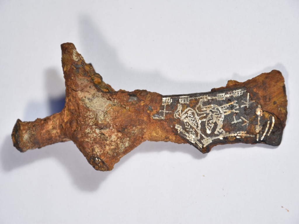 Stříbrem zdobená sekerka z Jičínska není falzum a prokazatelně pochází z 9.  až 10. století - Jičínský deník