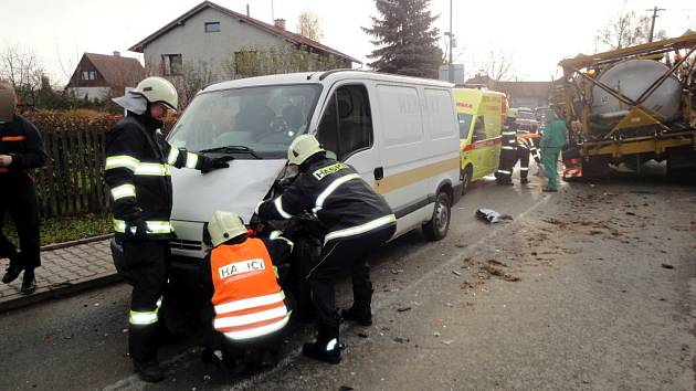 Dopravní nehoda dodávky a zemědělského stroje v Černilově.