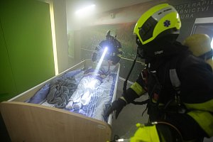 Námětem cvičení hasičů byl požár v seniorcentru