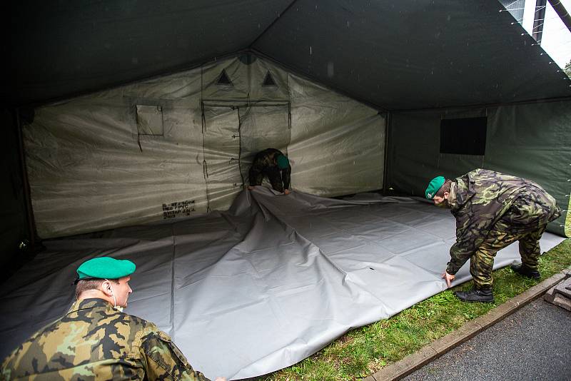 Příprava drive-in volebního stanoviště v Hradci Králové