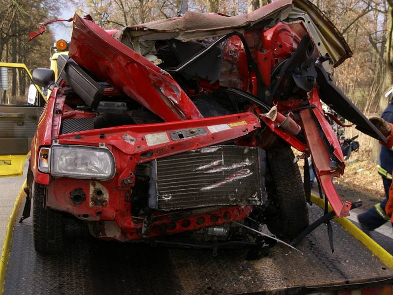 Autonehoda č.2: Prosinec 2007. Řidič osobního vozidla Škoda Felicia combi při jízdě mezi obcemi Nový Dvůr a Heřmanův Městec přejel do protisměru, kde se střetl s přívěsem přijíždějícího traktoru. 