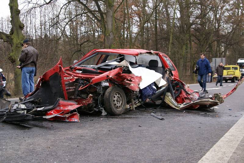 Autonehoda č. 2: Při dopravní nehodě utrpěl řidič osobního vozu těžká zranění, kterým na místě dopravní nehody podlehl.