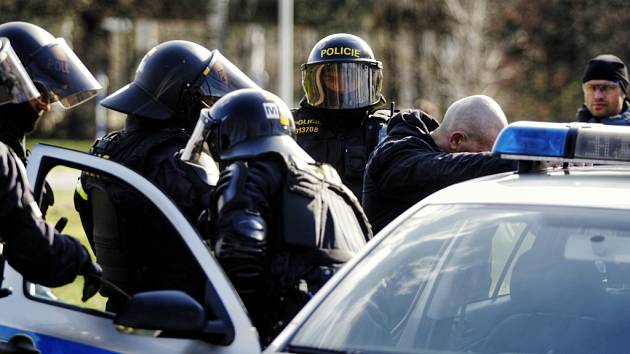 Těžkooděnci policejní pořádkové jednotky při hlídání fotbalových fanoušků.