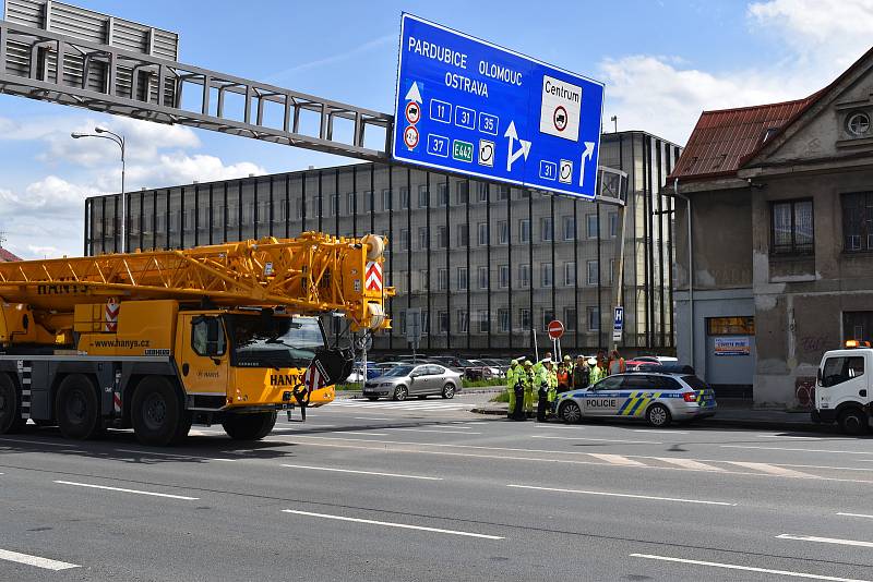 Poškozený dopravní portál museli dělníci odstranit. Za pomoci těžké techniky se jim to zhruba za hodinu povedlo.