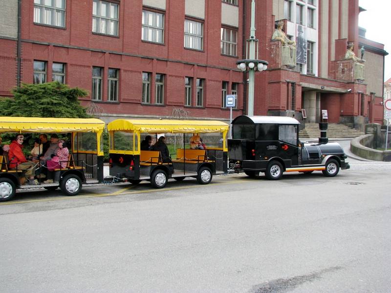 Turistický hradecký vláček.