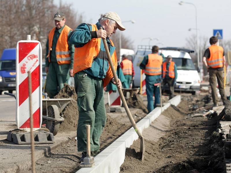 Budování chodníku a cyklostezky v hradecké ulici Jana Černého.