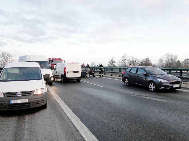 Dopravní nehode sedmi vozidel na silnici I/37 u Opatovic nad Labem.