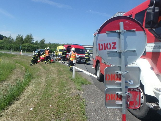 Dopravní nehoda osobního automobilu a motocyklu u Nového Města nad Cidlinou.