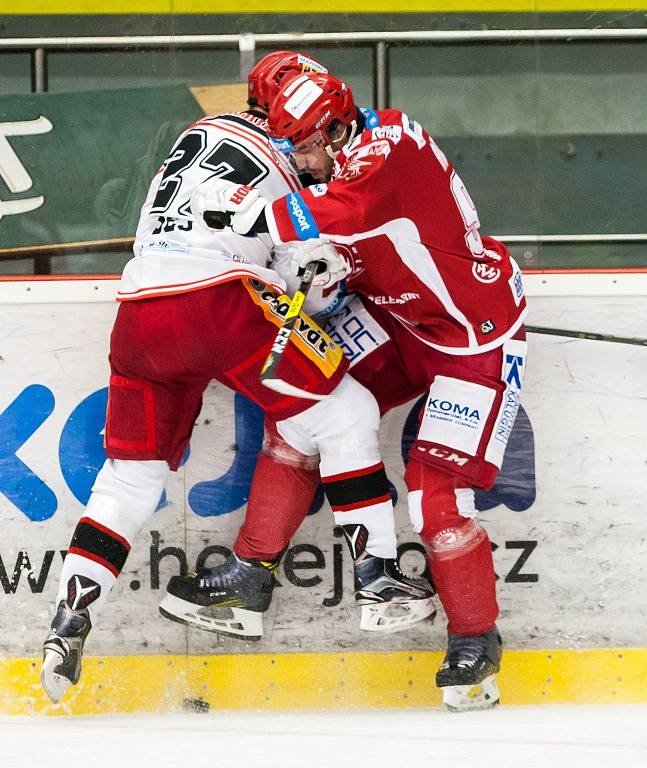 Hokejová extraliga: Mountfield HK - HC Oceláři Třinec.