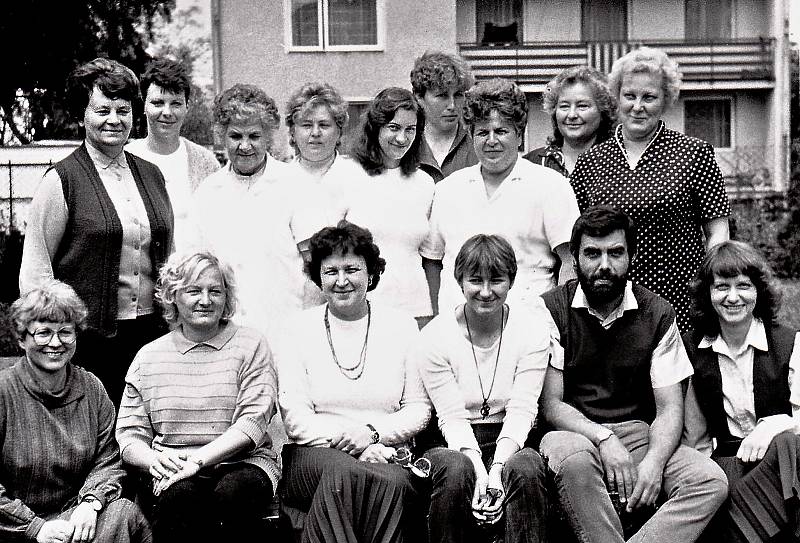 Kolektiv pedagogických a provozních zaměstnanců roku 1987 v Mateřské škole na Moravském předměstí v Hradci Králové.