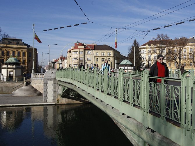 Pražský most přes řeku Labe v centru Hradce Králové.