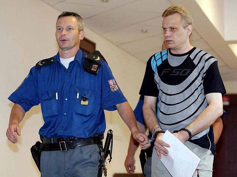 Stanislav Strnad (vpravo) se u soudu zodpovídá z pohlavního zneužívání.