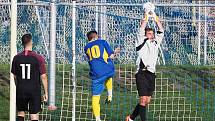 ŠLÁGR OKRESNÍHO PŘEBORU. Fotbalisté Prasku (v tmavém)  v souboji o čelo tabulky porazili Roudnici B 1:0.