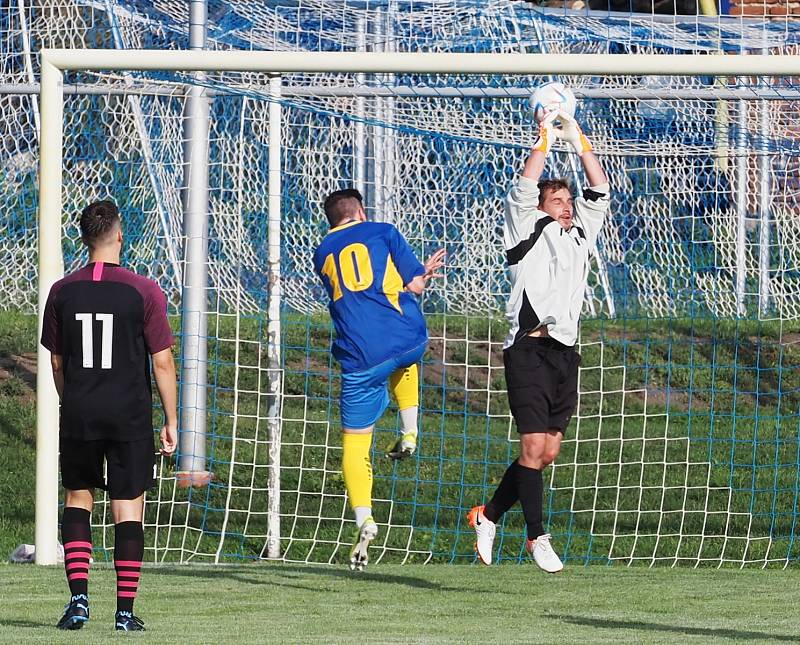 ŠLÁGR OKRESNÍHO PŘEBORU. Fotbalisté Prasku (v tmavém)  v souboji o čelo tabulky porazili Roudnici B 1:0.