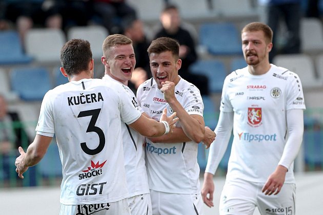 Na cizích stadionech to hradeckým fotbalistům šlo lépe než v mladoboleslavském azylu.