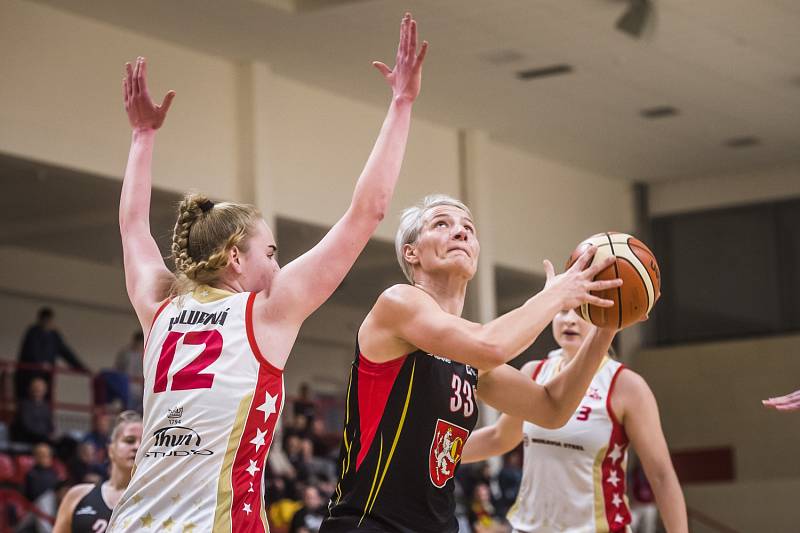 Stříbro hradeckých basketbalistek. Lvice prvenství neobhájily.