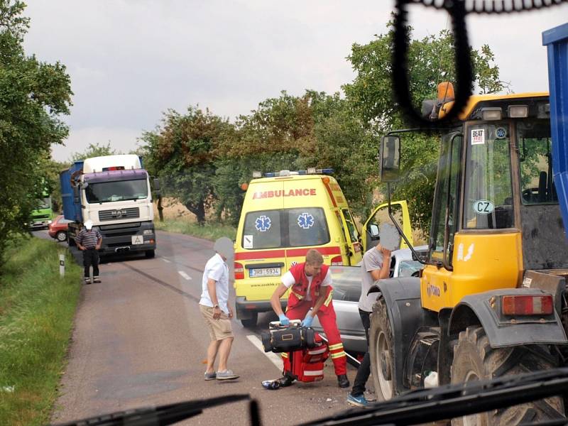 Střet osobního automobilu s traktorem poblíž obce Skochovice.