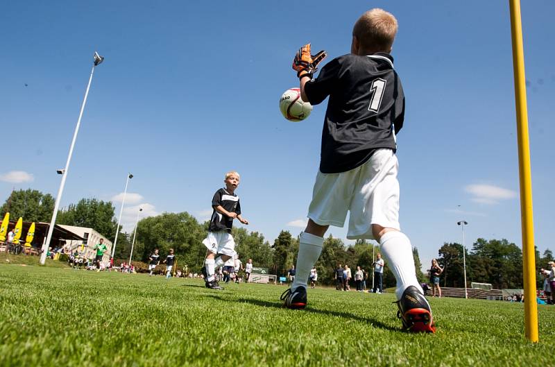 Fotbalový turnaj dětí z mateřských škol na hřišti Háječek v Hradci Králové.