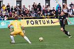 Televizní duel I. A třídy Stěžery (v tmavém) vs. Kunčice 1:5.