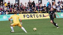 Televizní duel I. A třídy Stěžery (v tmavém) vs. Kunčice 1:5.