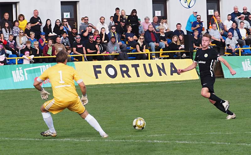 Televizní duel I. A třídy Stěžery (v tmavém) vs. Kunčice 1:5.