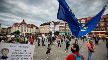 Demonstrace Milionu chvilek pro demokracii na Masarykově náměstí v Hradci Králové.