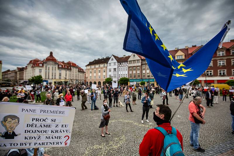 Demonstrace Milionu chvilek pro demokracii na Masarykově náměstí v Hradci Králové.