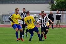 OKRESNÍ DERBY. Rychnov (v pruhovaném) hostil rivala z nedaleké Dobrušky. Bojovný duel skončil nerozhodně 1:1 a v penaltovém rozstřelu byli úspěšnější domácí.