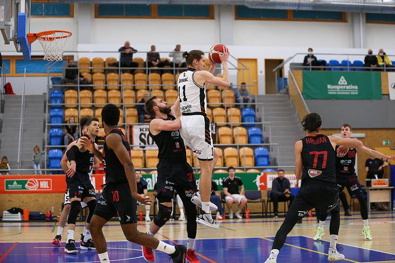 Čtvrtfinále Českého poháru: Hradec Králové (v bílém) - Nymburk 75:80.