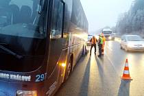 Autobus hradeckých fotbalistů krátce po nehodě.