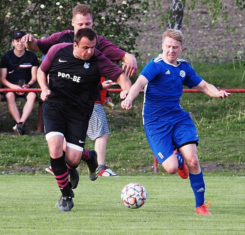 ŠLÁGR PŘEBORU. Fotbalisté Dohalic (v modrém) si dojeli pro cenné tři body do Prasku, kde po boji zvítězili 4:2. Foto: Lubomír Douděra