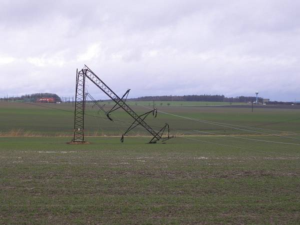 Stožáry elektrického vedení se kácely jako sirky. Na snímku oblast mezi Novým Bydžovem a Praskem.