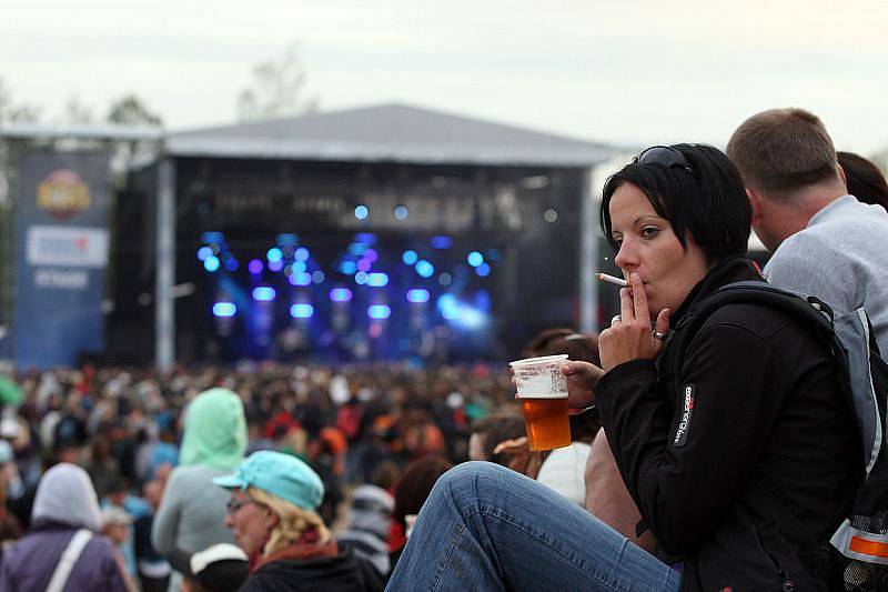 Atmosféra na festivalu Rock for People, pondělí 5. července 2010.