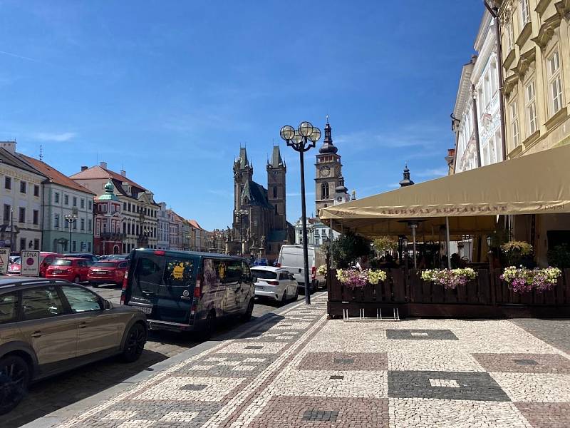 Co nového v krajském městě? Opravy, zahrádky i socha cyklisty na Malém náměstí.