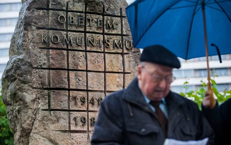 Pietní setkání u památníku obětem komunismu na královéhradeckém Riegrově náměstí.