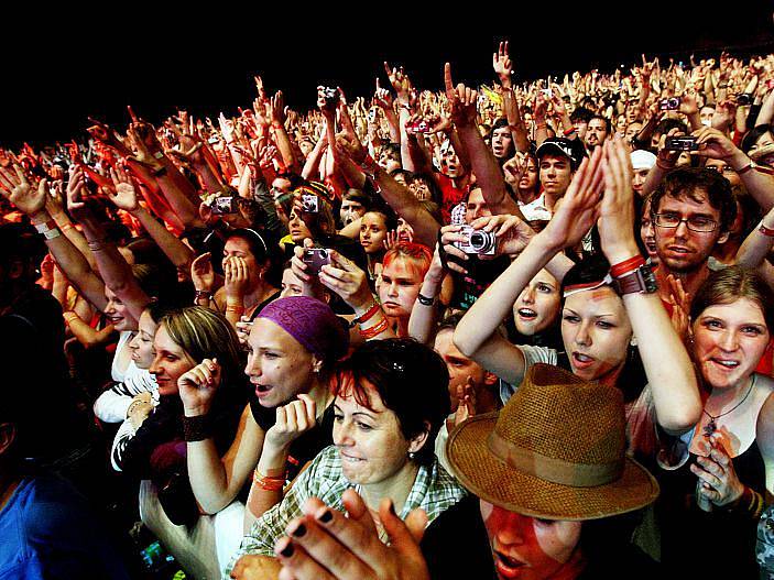 Atmosféra na festivalu Rock for People, pondělí 5. července 2010.