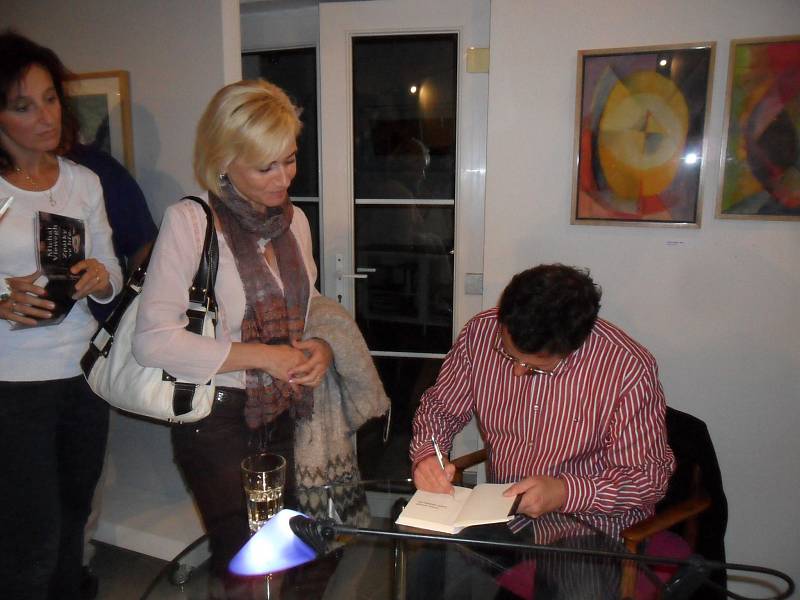 V galerii Stodvacettrojka na Slezském předměstí se uskutečnilo autorské čtení a autogramiáda se spisovatelem Michalem Vieweghem.