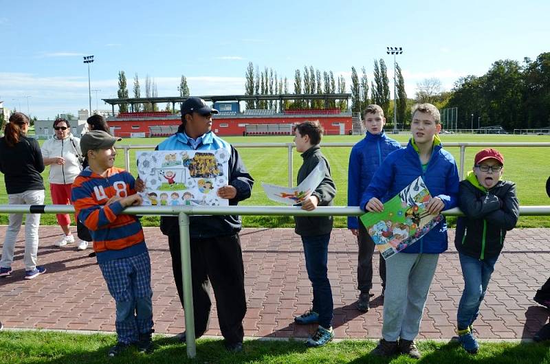 Žáci ze speciální školy na tréninku hradeckých fotbalistů.