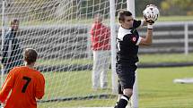 SK Holice - FC Hradec Králové B. Hradecký Jan Čech (v oranžovém) a gólman Holic Bronislav Branda.