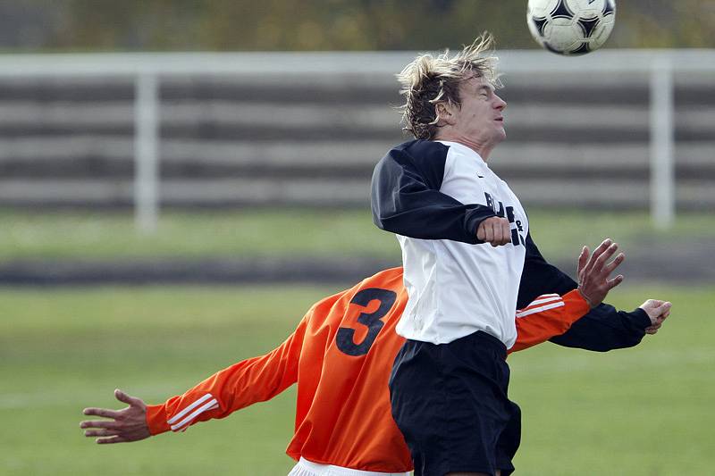 SK Holice - FC Hradec Králové B. Hradecký Jiří Janoušek (v oranžovém) a Jaroslav Brož.