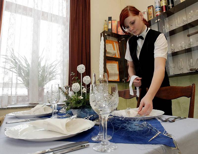 Vánoční tabule podle třebechovické hotelové školy.