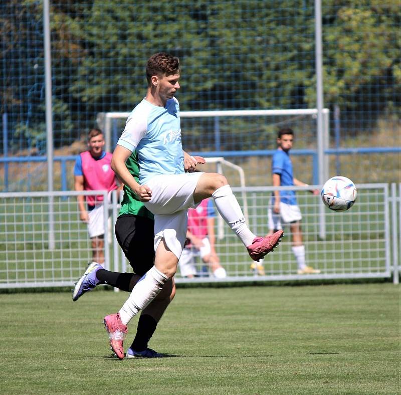 Chlumecký stoper Lukáš Zukal (ve světlém) během úvodního zápasu ČFL doma s Mostem.