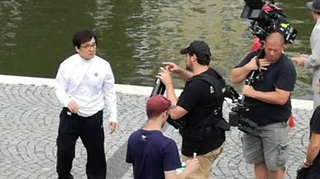 Jackie Chan se v Hradci Králové procházel po náplavce kolem Labe.