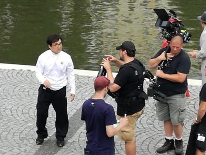 Jackie Chan se v Hradci Králové procházel po náplavce kolem Labe.