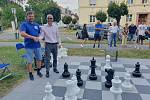 Partie naslepo končí nerozhodně, hráli předseda krajského šachového svazu Jaroslav Šmíd (vlevo) a náměstek hejtmana KHK Rudolf Cogan.
