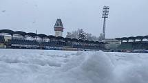 Hrací plocha stadionu na Střeleckém ostrově je pokrytá sněhem.