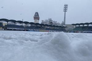 Hrací plocha stadionu na Střeleckém ostrově je pokrytá sněhem.