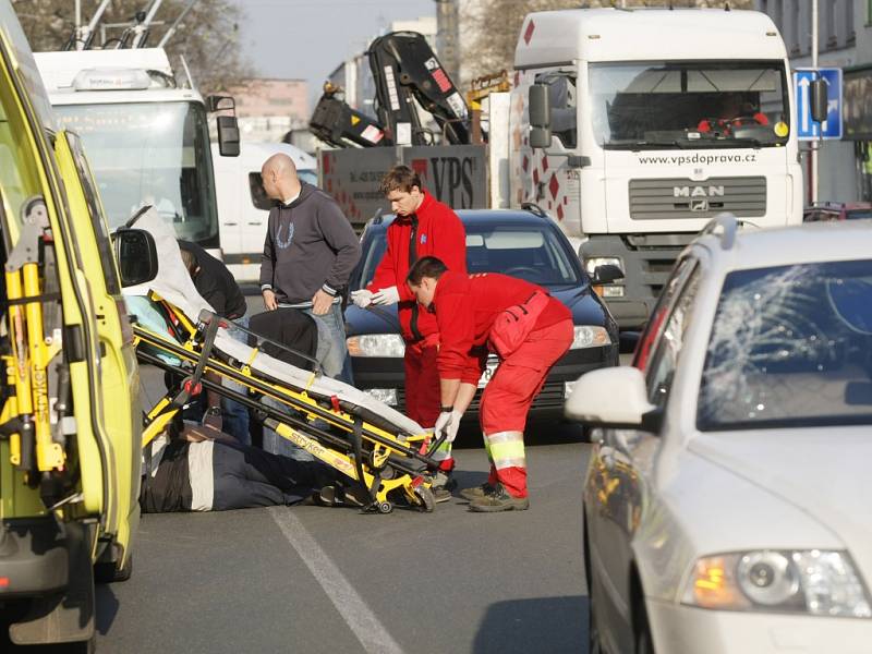 Srážka chodce automobilem na Gočárově třídě poblíž hradeckého Ulrichova náměstí.