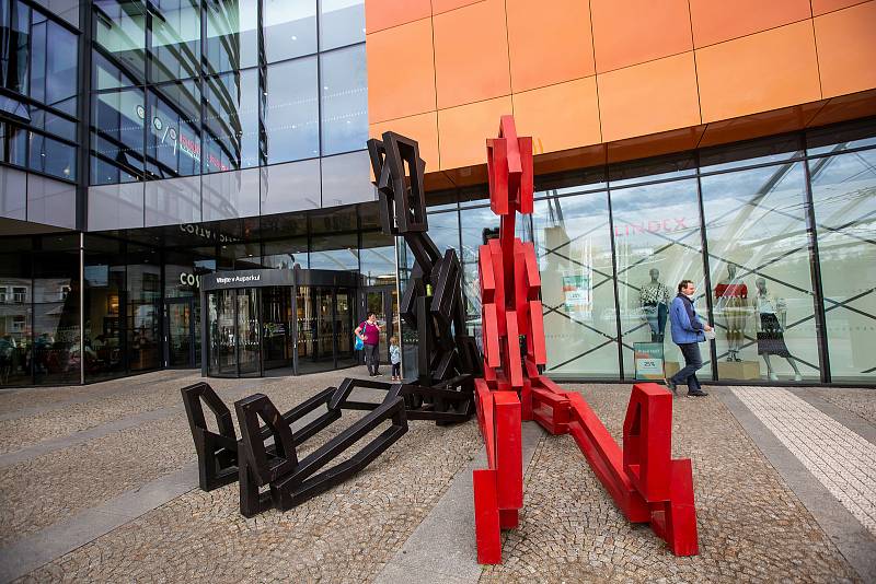 Další ročník sochařského festivalu Sculpture line, letos i v Hradci Králové, představuje sochy a výtvarné objekty předních domácích i mezinárodních tvůrců „pod širým nebem“ - přímo v ulicích města.