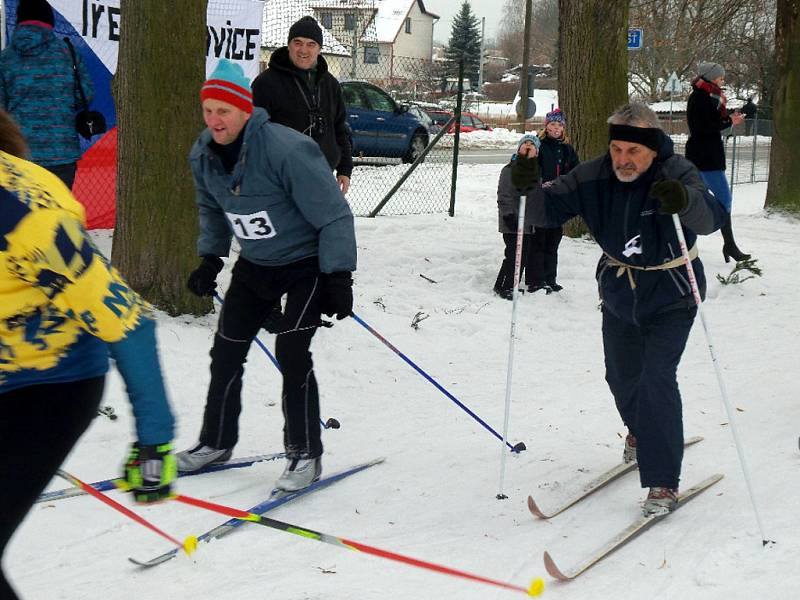 Netradiční biatlon v obci Ledce.